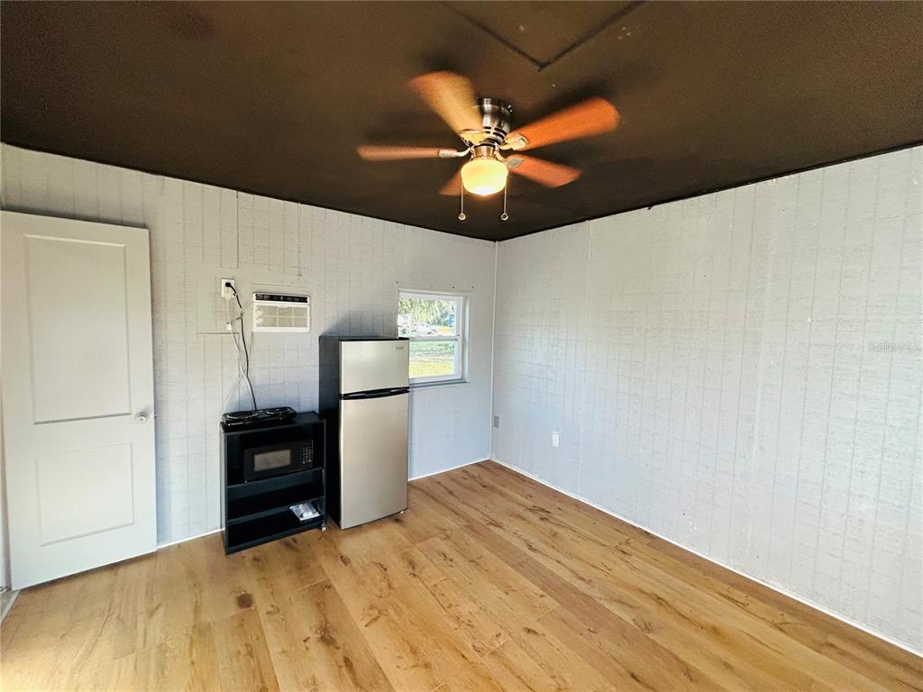 8010 Southeast Us Highway Hawthorne, FL 32640 - Photo 10 of 22 a view of a livingroom with a chandelier fan