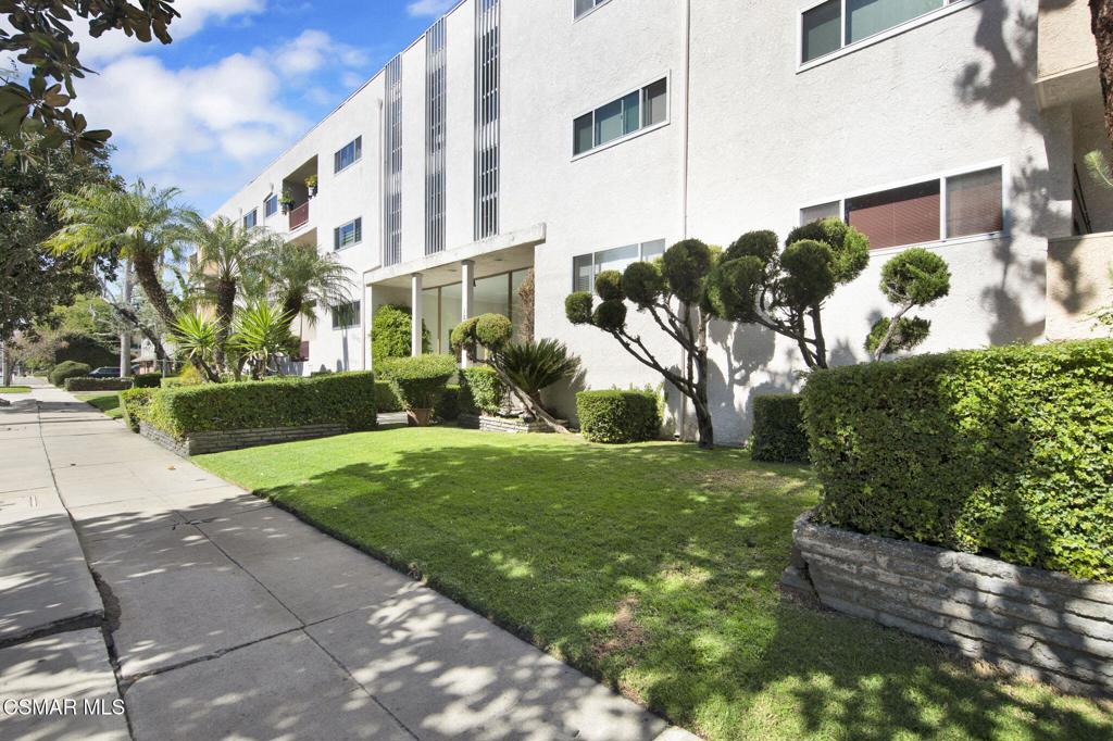 12955 Riverside Drive, Unit 307 Sherman Oaks, CA 91423 - Photo 2 of 24 a view of a garden with a pathway