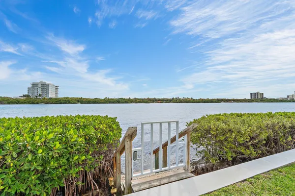 $719,000 | 100 Waterway Road, Unit E305, Tequesta, FL 33469