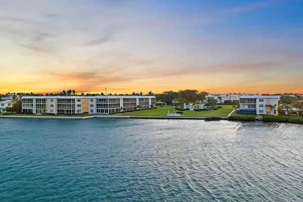 $719,000 | 100 Waterway Road, Unit E305, Tequesta, FL 33469
