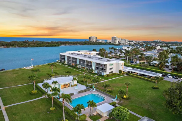 $719,000 | 100 Waterway Road, Unit E305, Tequesta, FL 33469