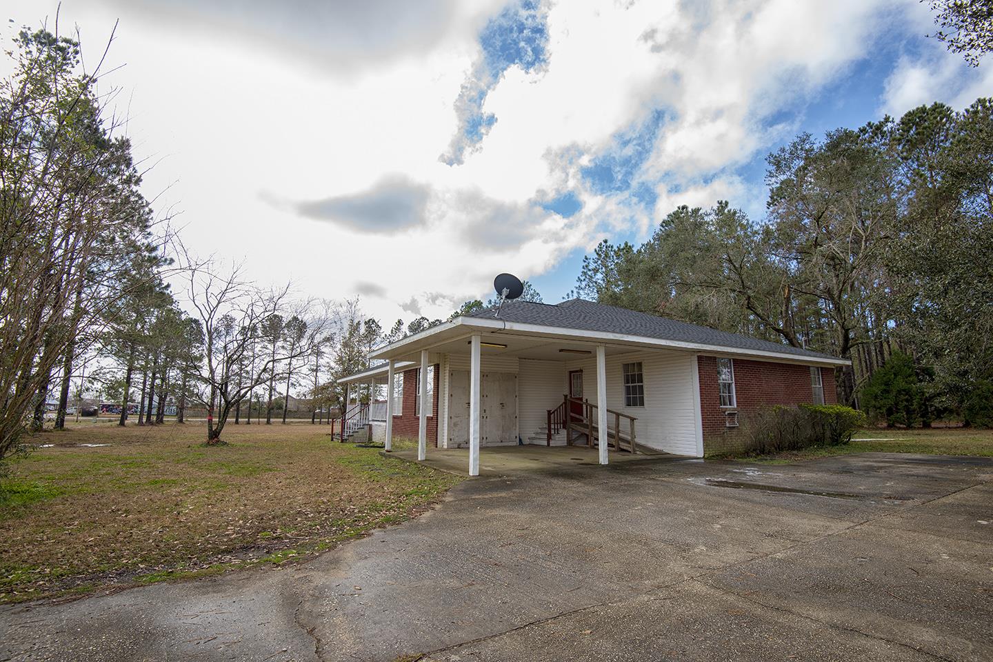 16677 Thompson Road Loxley, AL 36551 - Photo 8 of 31 Carport / storage