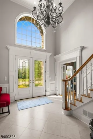 a view of an entryway with a livingroom