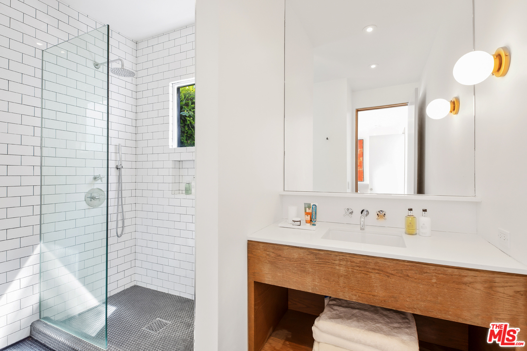 1660 Queens Road Los Angeles, CA 90069 - Photo 16 of 20 Gallery Image 16