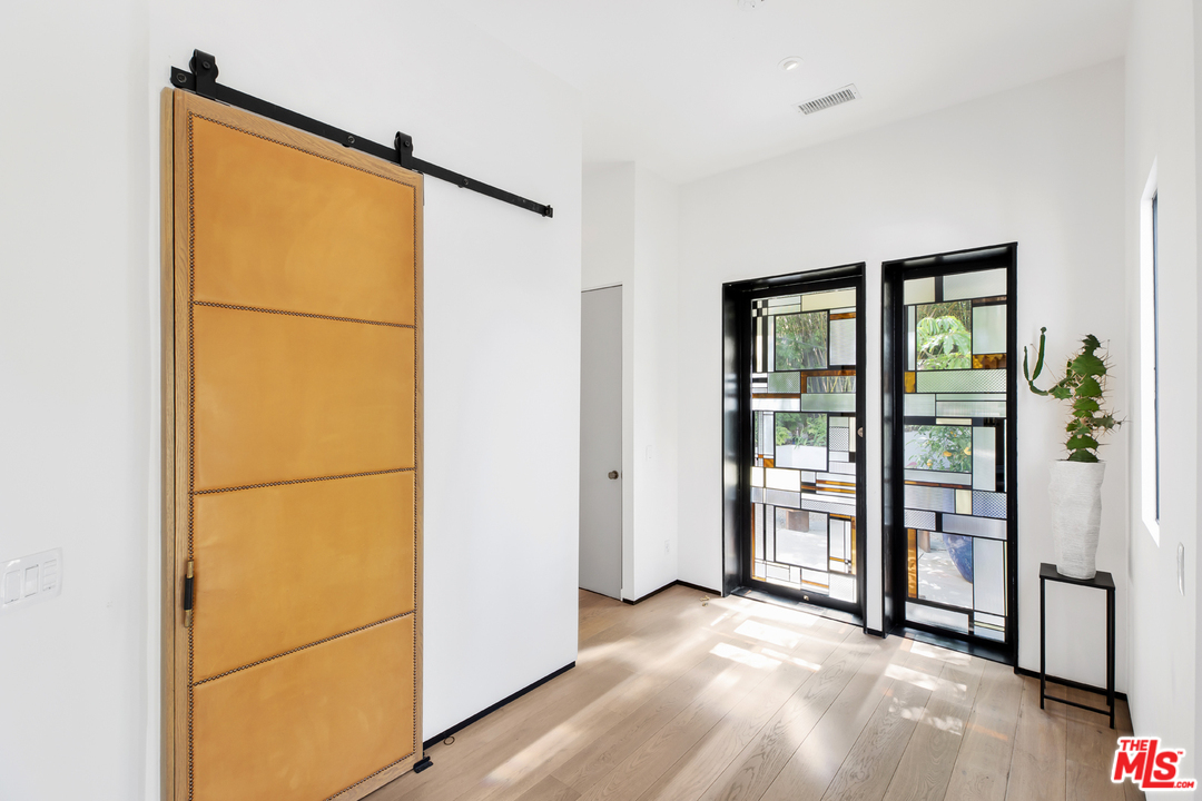 1660 Queens Road Los Angeles, CA 90069 - Photo 4 of 20 Gallery Image 4
