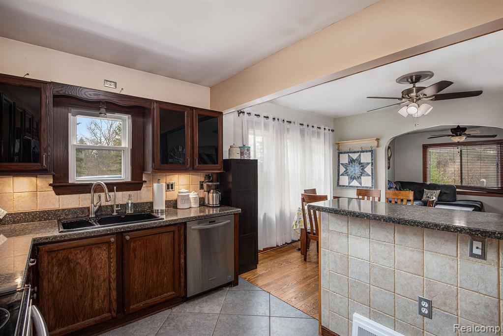 3243 South Genesee Road Burton, MI 48519 - Photo 5 of 18
