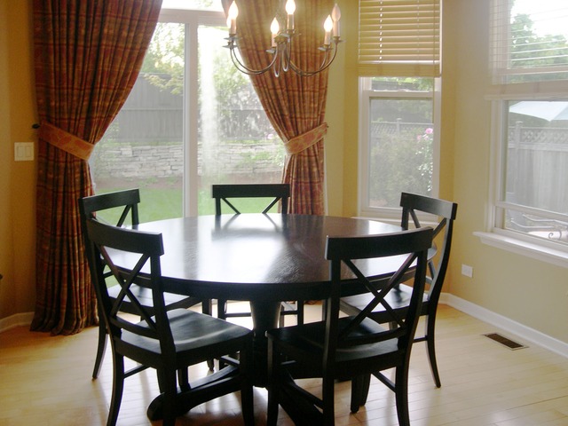 32 Prall's Loop Highwood, IL 60040 - Photo 6 of 10 a view of a dining room with furniture and window