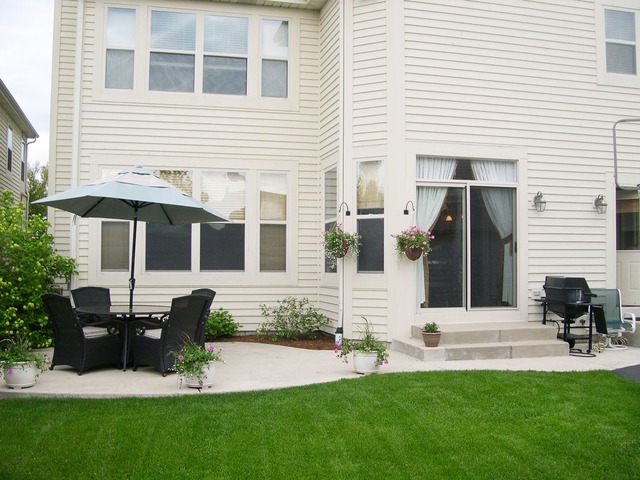 32 Prall's Loop Highwood, IL 60040 - Photo 10 of 10 a front view of house with yard
