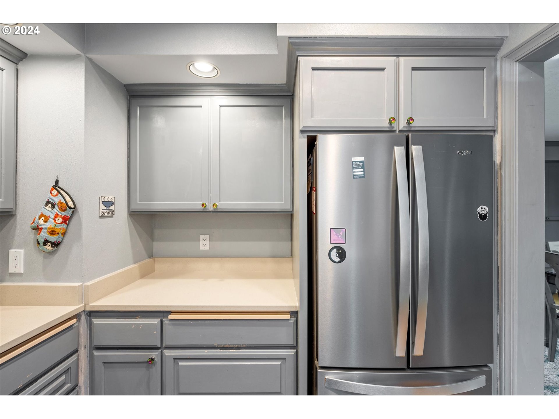 3516 Sunset Way Longview, WA 98632 - Photo 15 of 37 a bathroom with a bathtub and a shower