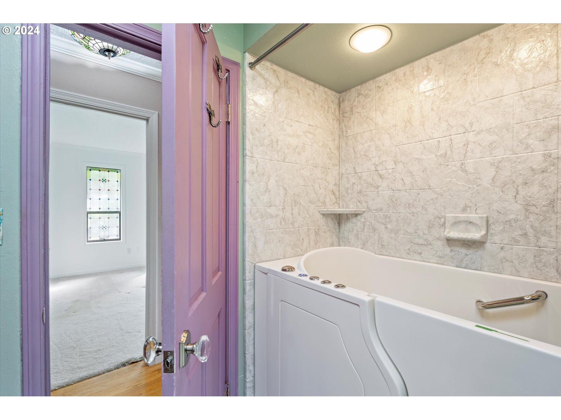 3516 Sunset Way Longview, WA 98632 - Photo 21 of 37 a bathroom with a bathtub and a sink