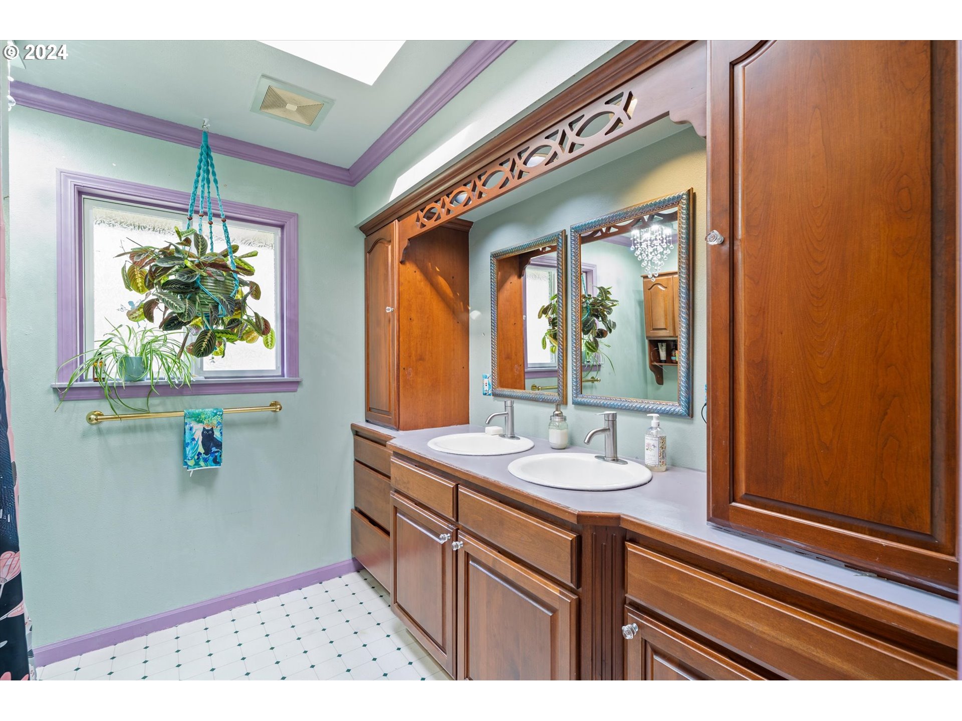 3516 Sunset Way Longview, WA 98632 - Photo 22 of 37 a bathroom with a sink a vanity and a large mirror