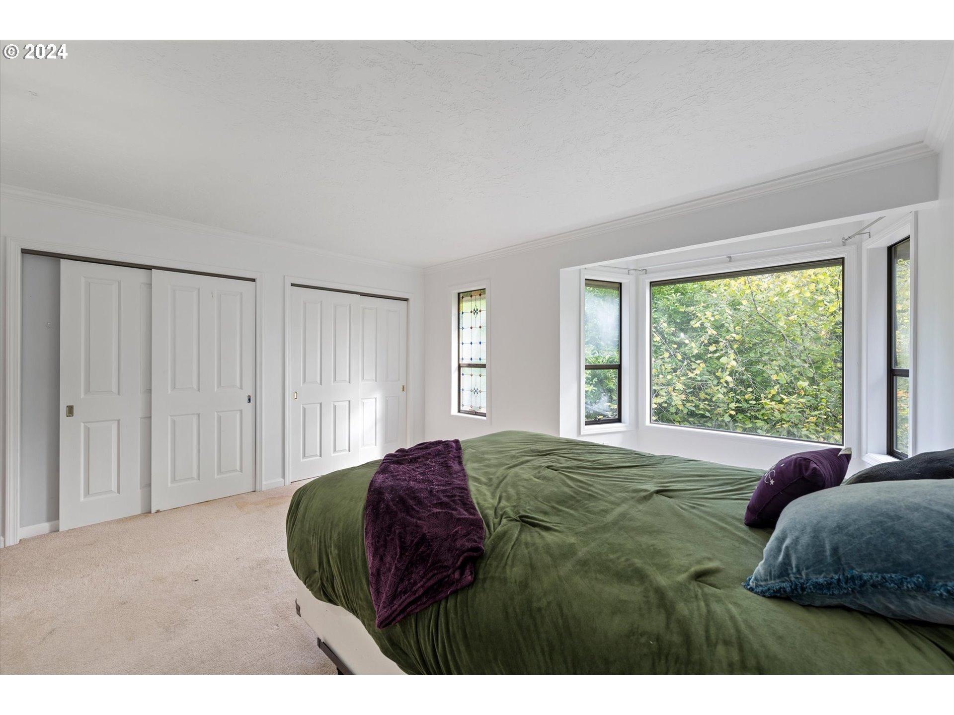 3516 Sunset Way Longview, WA 98632 - Photo 24 of 37 a bedroom with a large bed and a large window