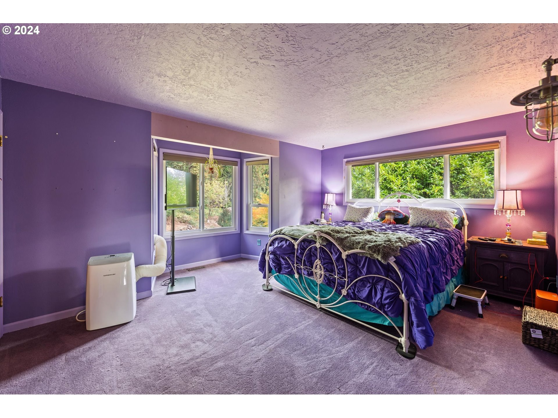 3516 Sunset Way Longview, WA 98632 - Photo 26 of 37 a spacious bedroom with a bed and wooden floor