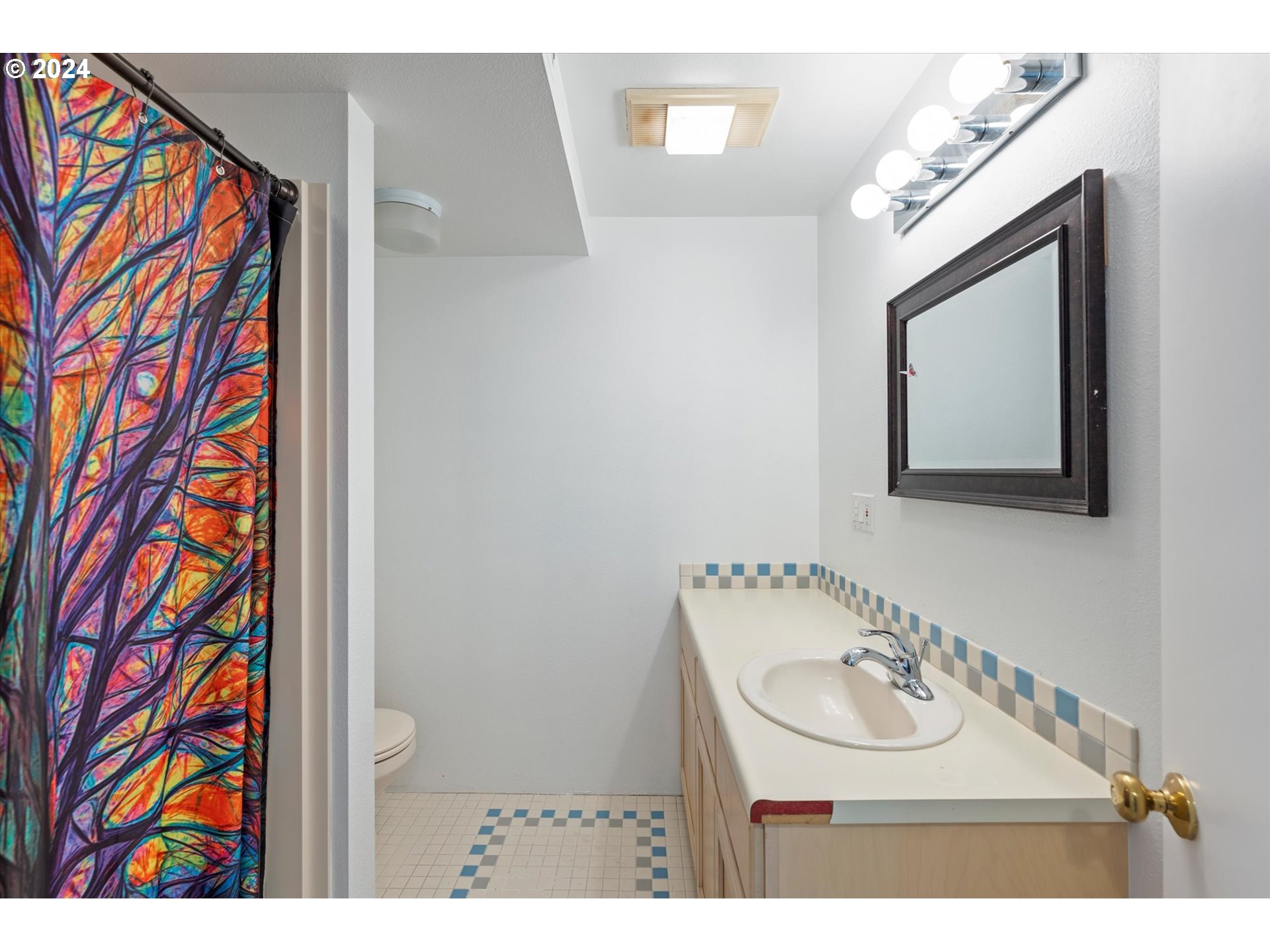 3516 Sunset Way Longview, WA 98632 - Photo 28 of 37 a bathroom with a sink and a mirror