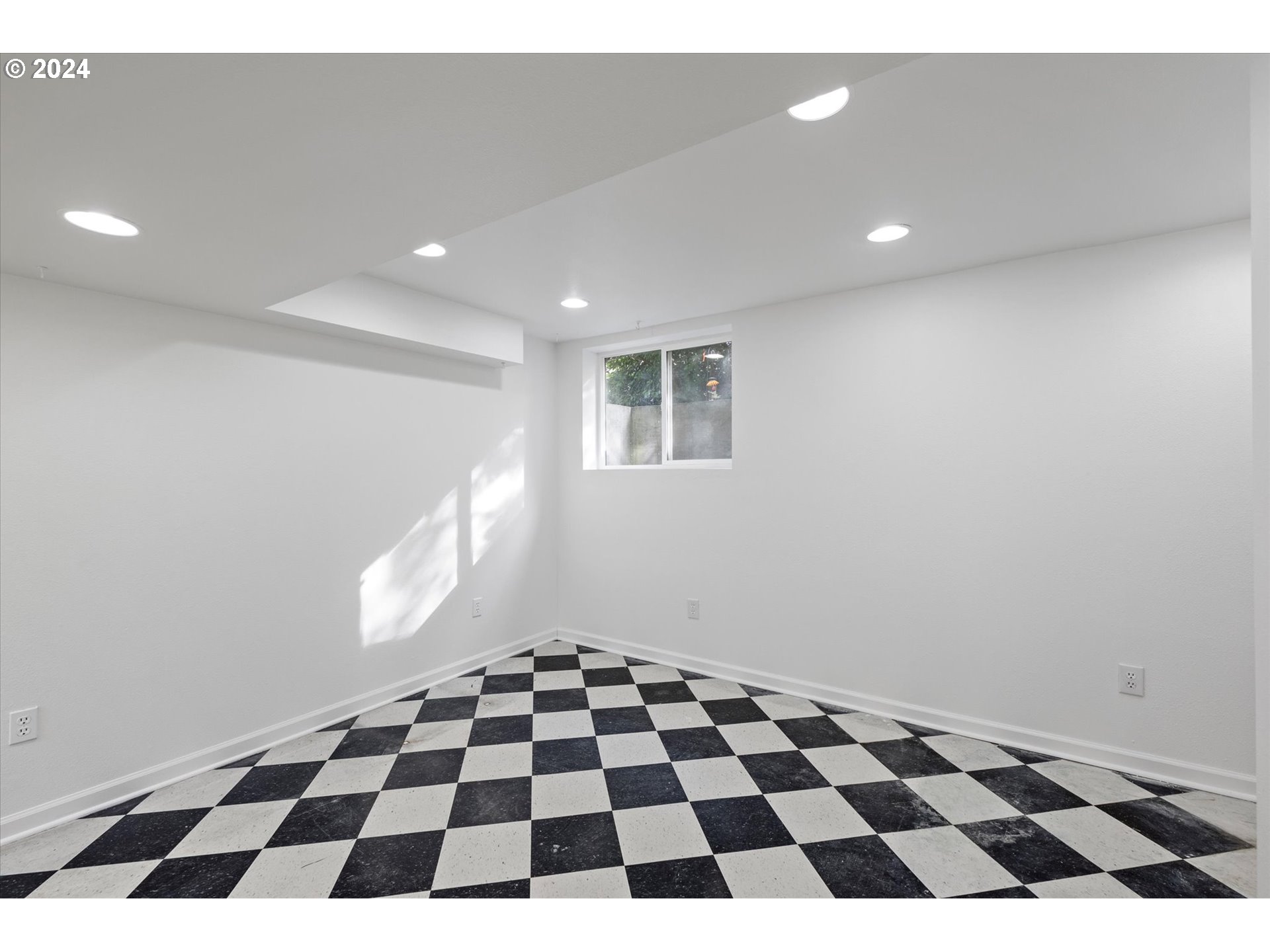 3516 Sunset Way Longview, WA 98632 - Photo 29 of 37 a black and white checkered floor