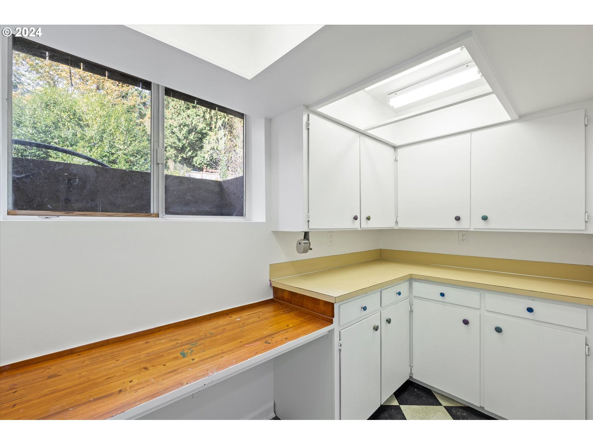 3516 Sunset Way Longview, WA 98632 - Photo 30 of 37 a view of a kitchen with wooden floor