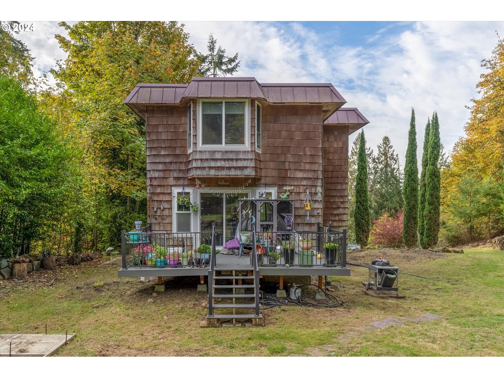 3516 Sunset Way Longview, WA 98632 - Photo 32 of 37 a backyard of a house with outdoor seating