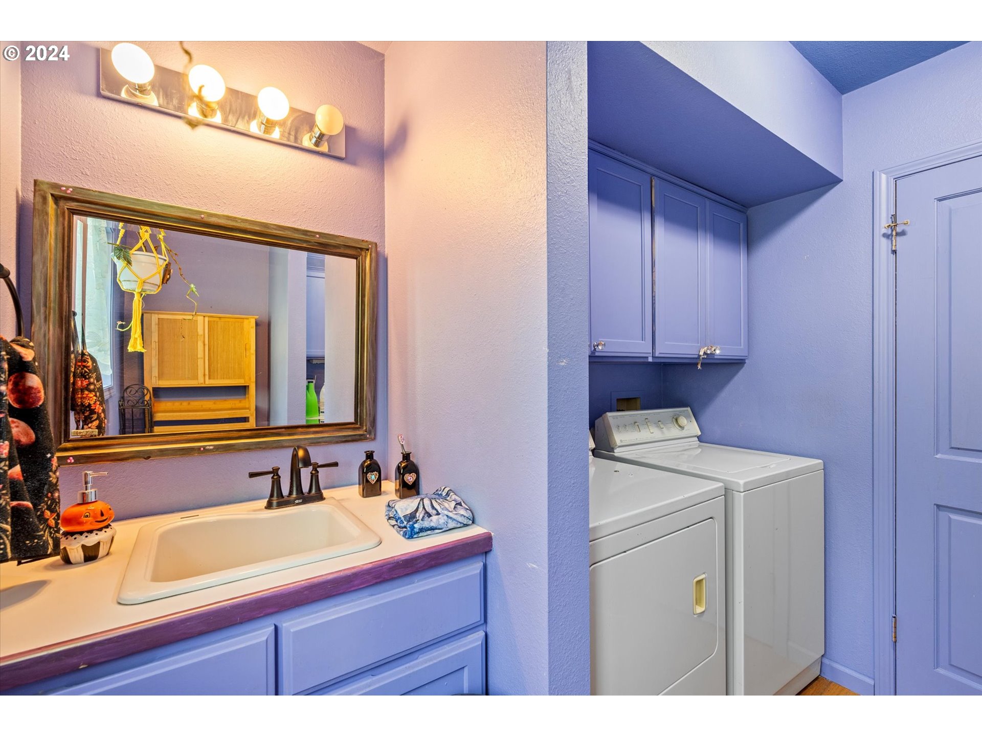 3516 Sunset Way Longview, WA 98632 - Photo 9 of 37 a bathroom with a sink and a mirror