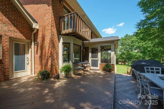 a view of a dinning table and chairs in the patio