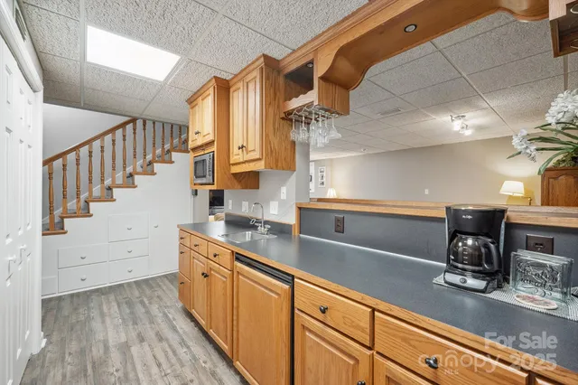 a view of a livingroom with furniture and a ceiling fan