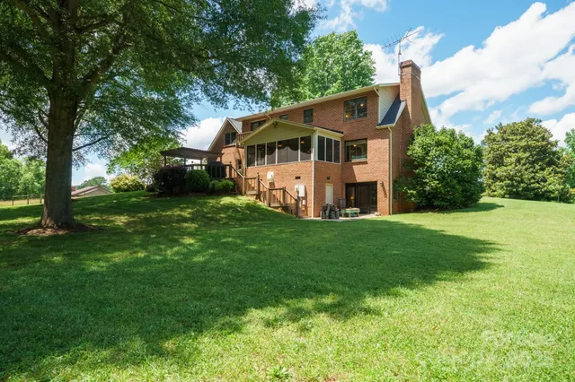 a view of a yard with a tree