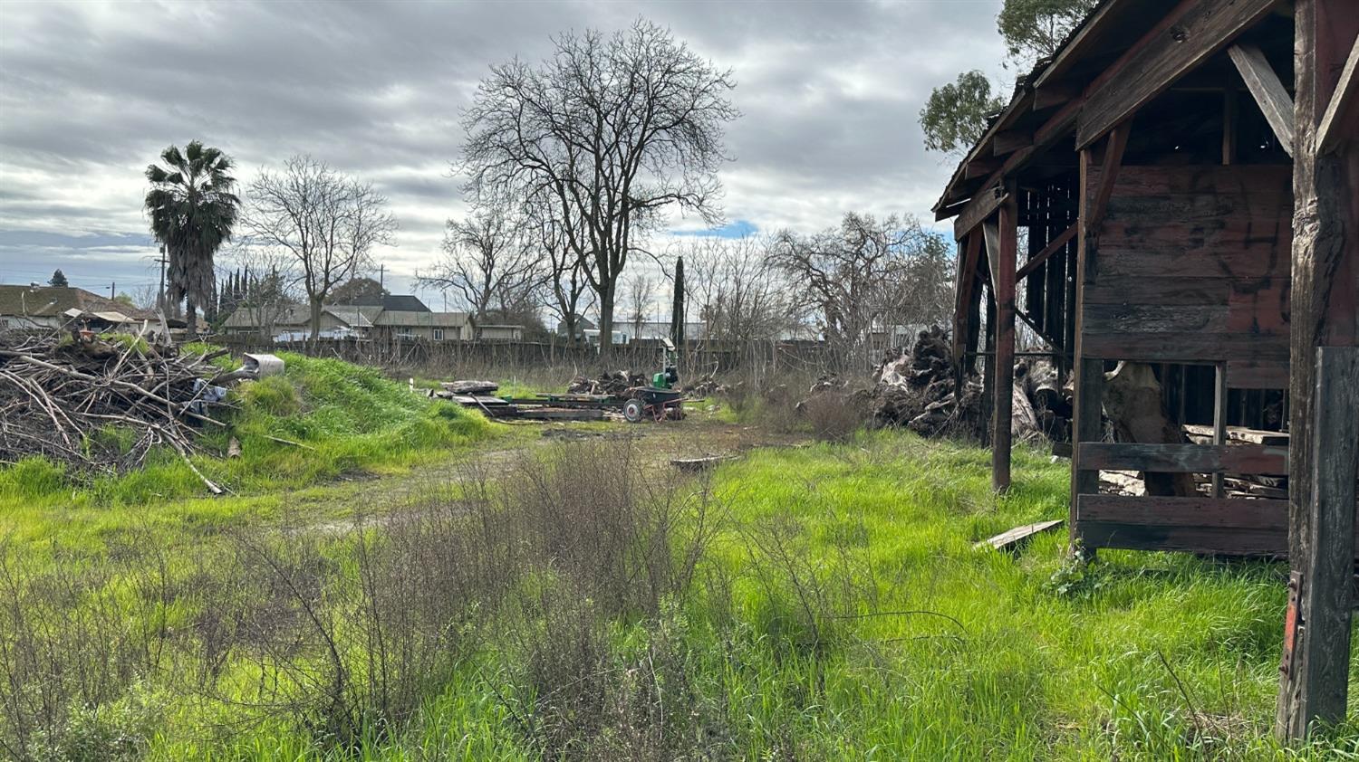 728 14th Street Colusa, CA 95932 - Photo 12 of 12 a backyard of a house with lots of green space