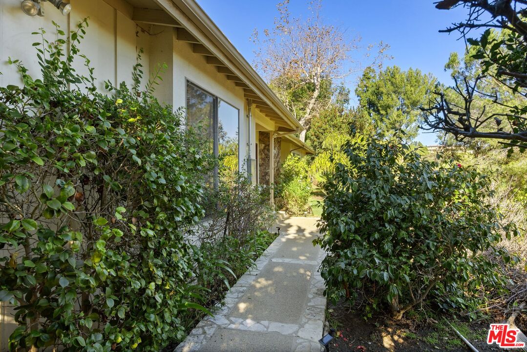 1133 Somera Road Los Angeles, CA 90077 - Photo 5 of 44