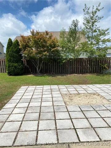 a view of a backyard