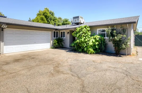 $850,000 | 4563-4563 East Sierra Madre Avenue, Fresno, CA 93726