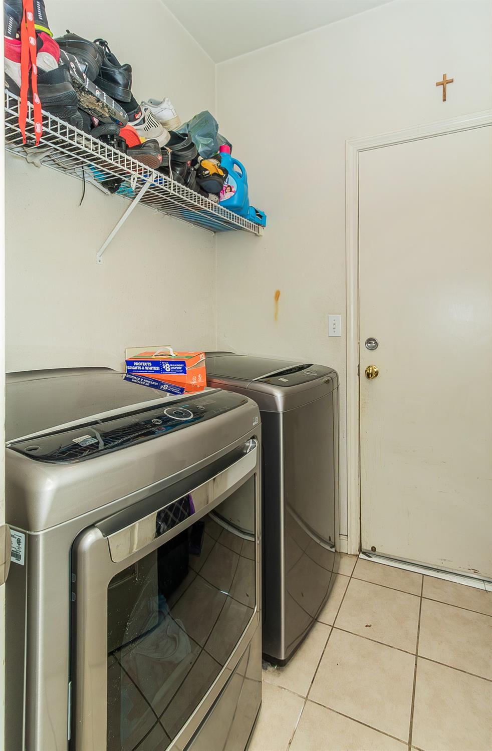 2666 Tammy Street Selma, CA 93662 - Photo 17 of 22 a utility room with dryer and washer