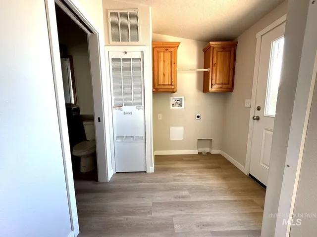 $325,000 | 320 East Arthur Avenue, Glenns Ferry, ID 83623