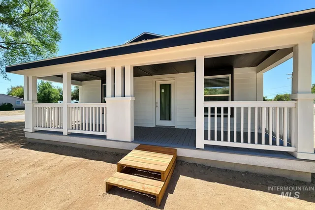 $325,000 | 320 East Arthur Avenue, Glenns Ferry, ID 83623