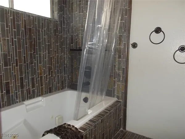 $2,400 | 7711 Keating Circle, Las Vegas, NV 89147