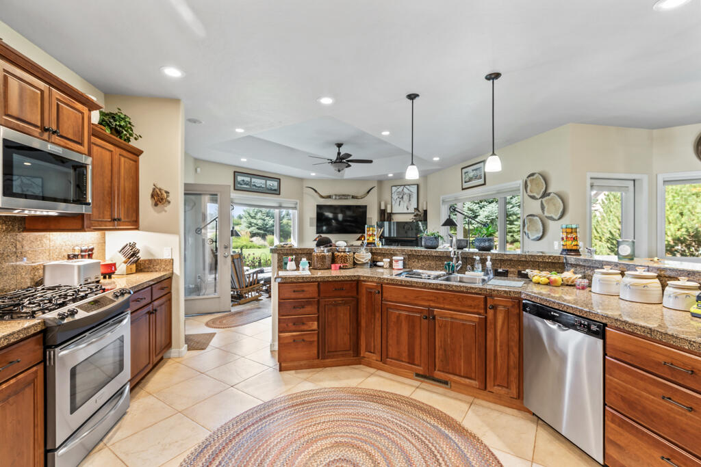 15103 6260th Road Montrose, CO 81403 - Photo 19 of 54 a kitchen with lots of counter top space