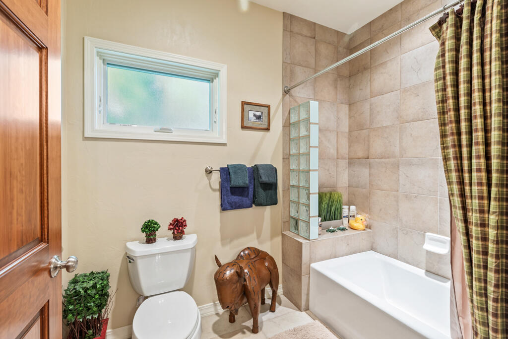 15103 6260th Road Montrose, CO 81403 - Photo 31 of 54 a bathroom with a toilet a sink and bathtub
