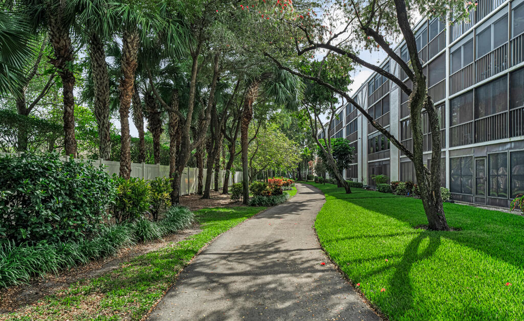 7301 Amberly Lane, Unit 407 Delray Beach, FL 33446 - Photo 21 of 23 a view of a park with large trees