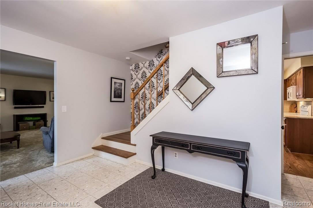 5060 Tree Hill Road Grand Blanc, MI 48439 - Photo 5 of 47 006-Foyer-5281740-medium.jpg