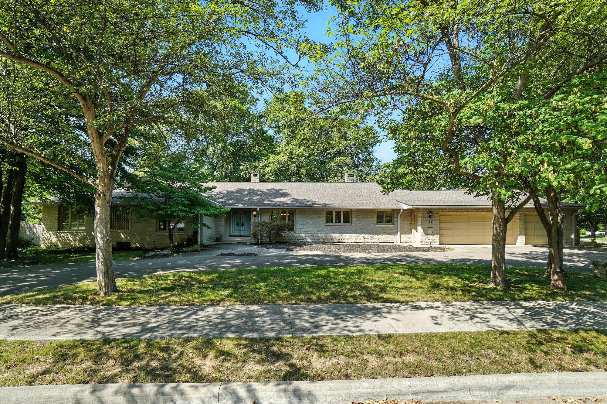 3885 Woodbridge Road Columbus, OH 43220 - Photo 9 of 158 010
