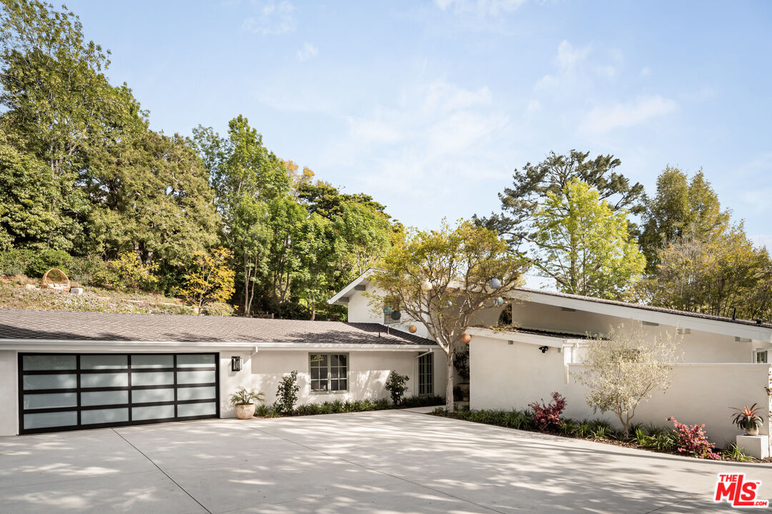 13641 Bayliss Road Los Angeles, CA 90049 - Photo 2 of 30