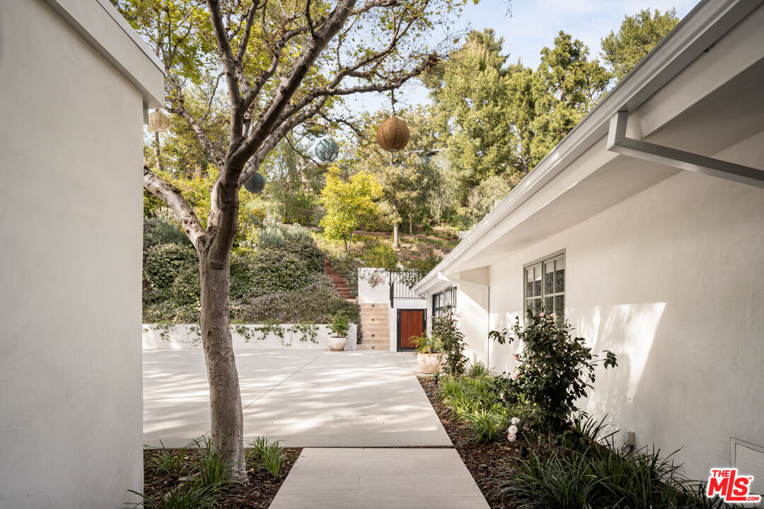 13641 Bayliss Road Los Angeles, CA 90049 - Photo 28 of 30