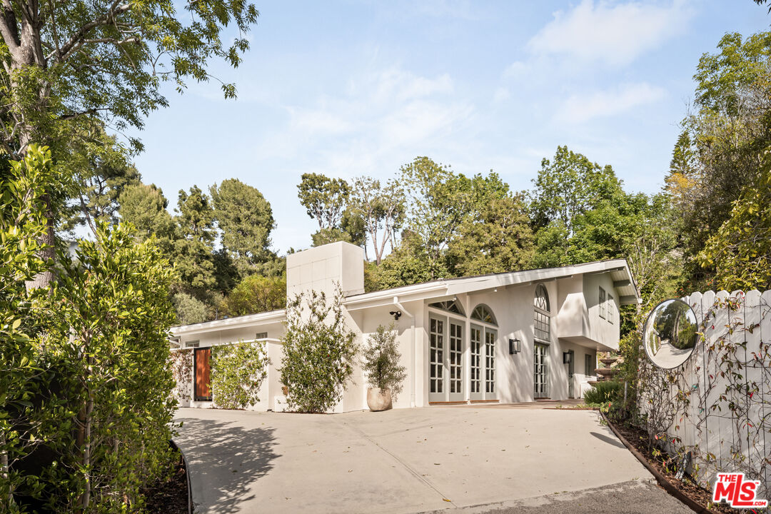 13641 Bayliss Road Los Angeles, CA 90049 - Photo 3 of 30