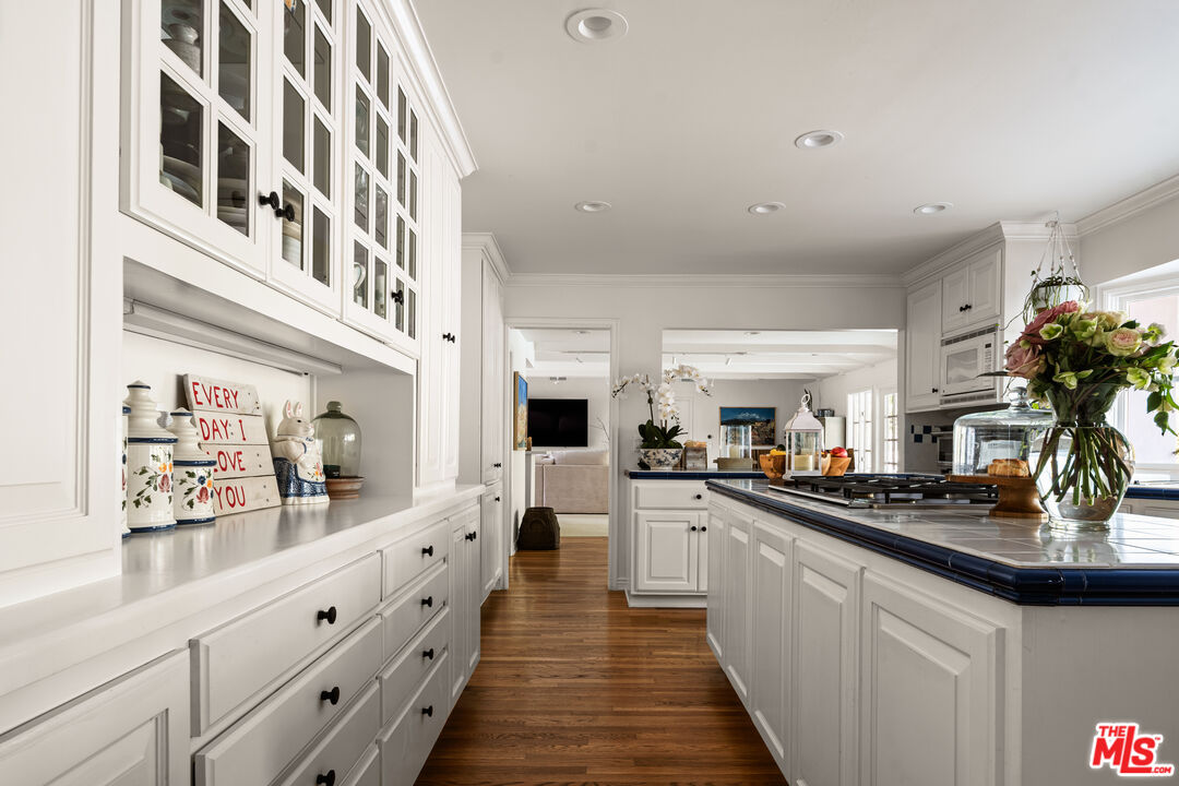 13641 Bayliss Road Los Angeles, CA 90049 - Photo 8 of 30