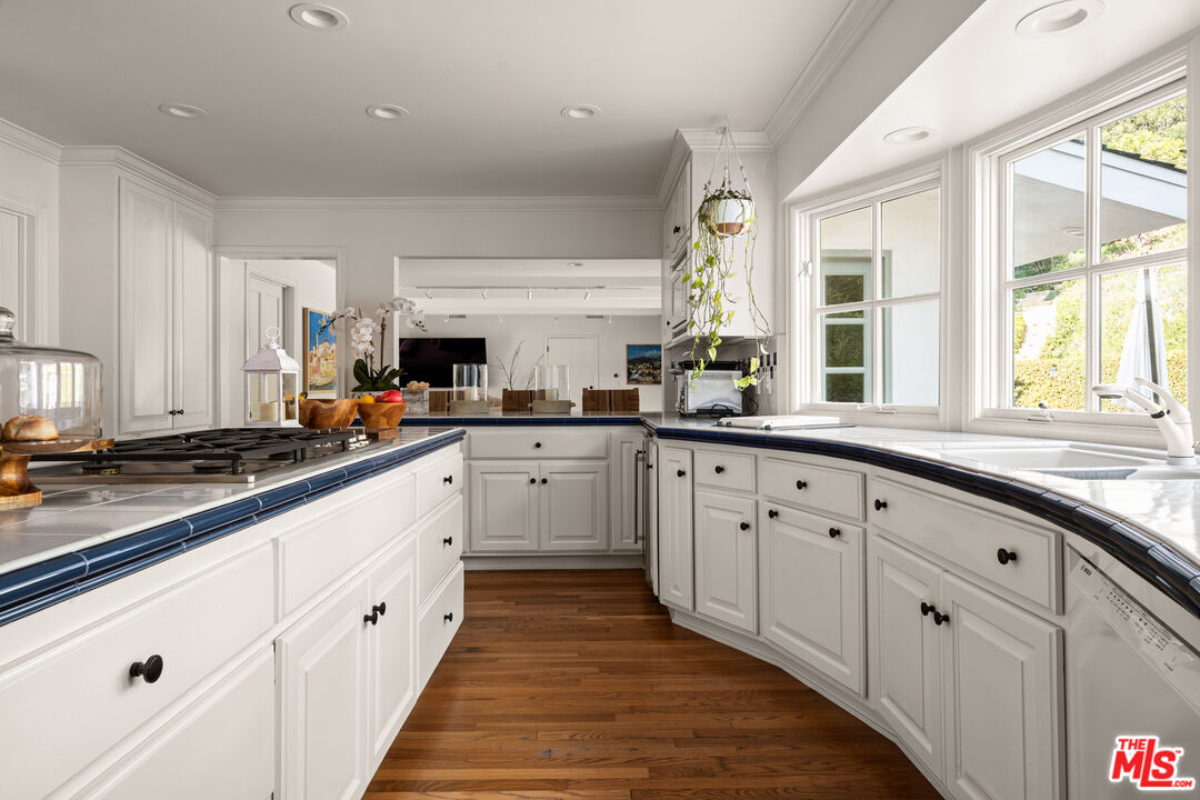 13641 Bayliss Road Los Angeles, CA 90049 - Photo 9 of 30