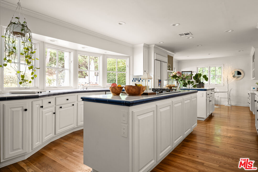 13641 Bayliss Road Los Angeles, CA 90049 - Photo 10 of 30