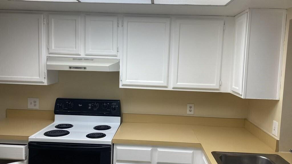 2516 South 19th Street, Unit 208 Fort Pierce, FL 34982 - Photo 14 of 15 stove