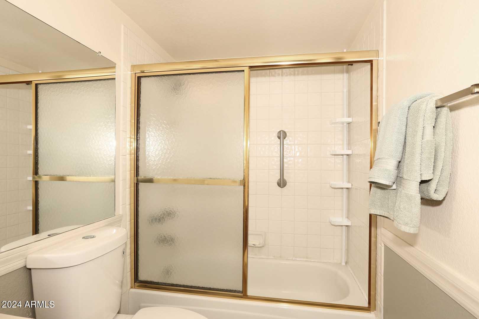 6945 East Cochise Road, Unit 122 Paradise Valley, AZ 85253 - Photo 14 of 35 Guest Bedroom-Bath Tub