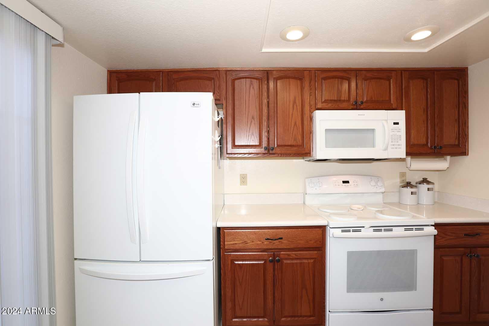 6945 East Cochise Road, Unit 122 Paradise Valley, AZ 85253 - Photo 6 of 35 Kitchen-Range
