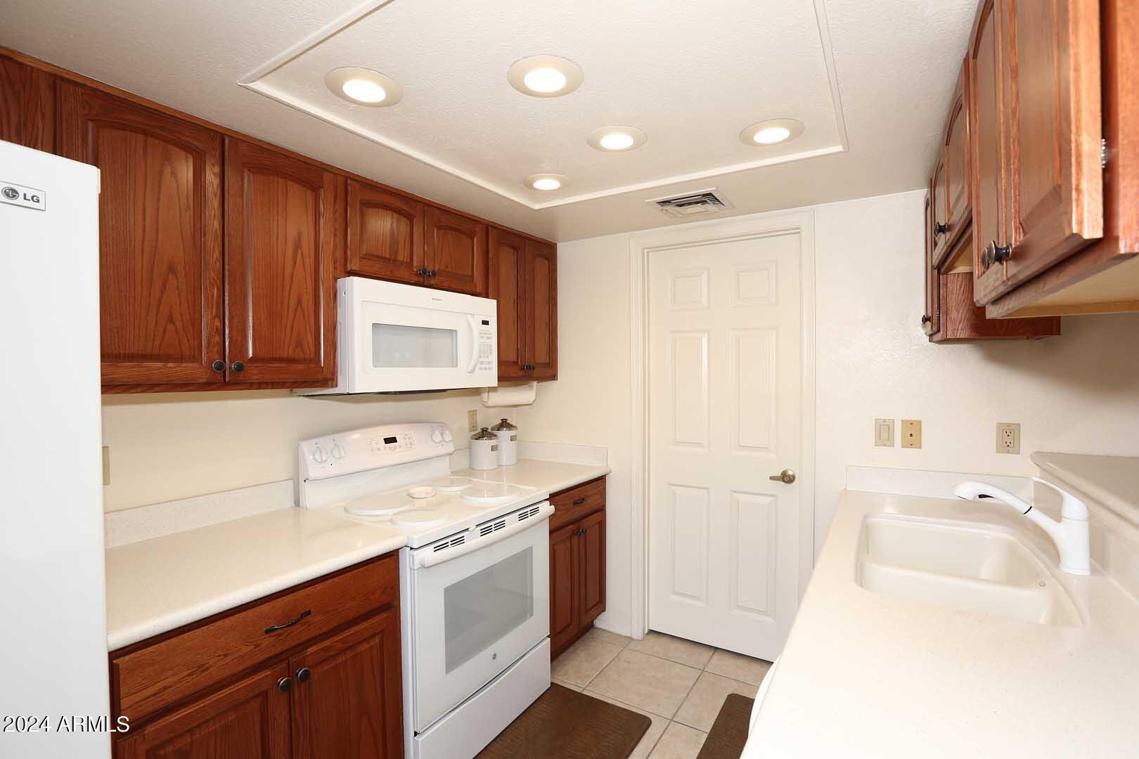 6945 East Cochise Road, Unit 122 Paradise Valley, AZ 85253 - Photo 7 of 35 Kitchen2