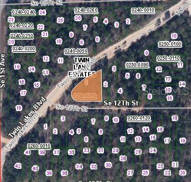 0 Twin Lakes Boulevard Interlachen, FL 32148 - Photo 2 of 3 a view of a book shelf