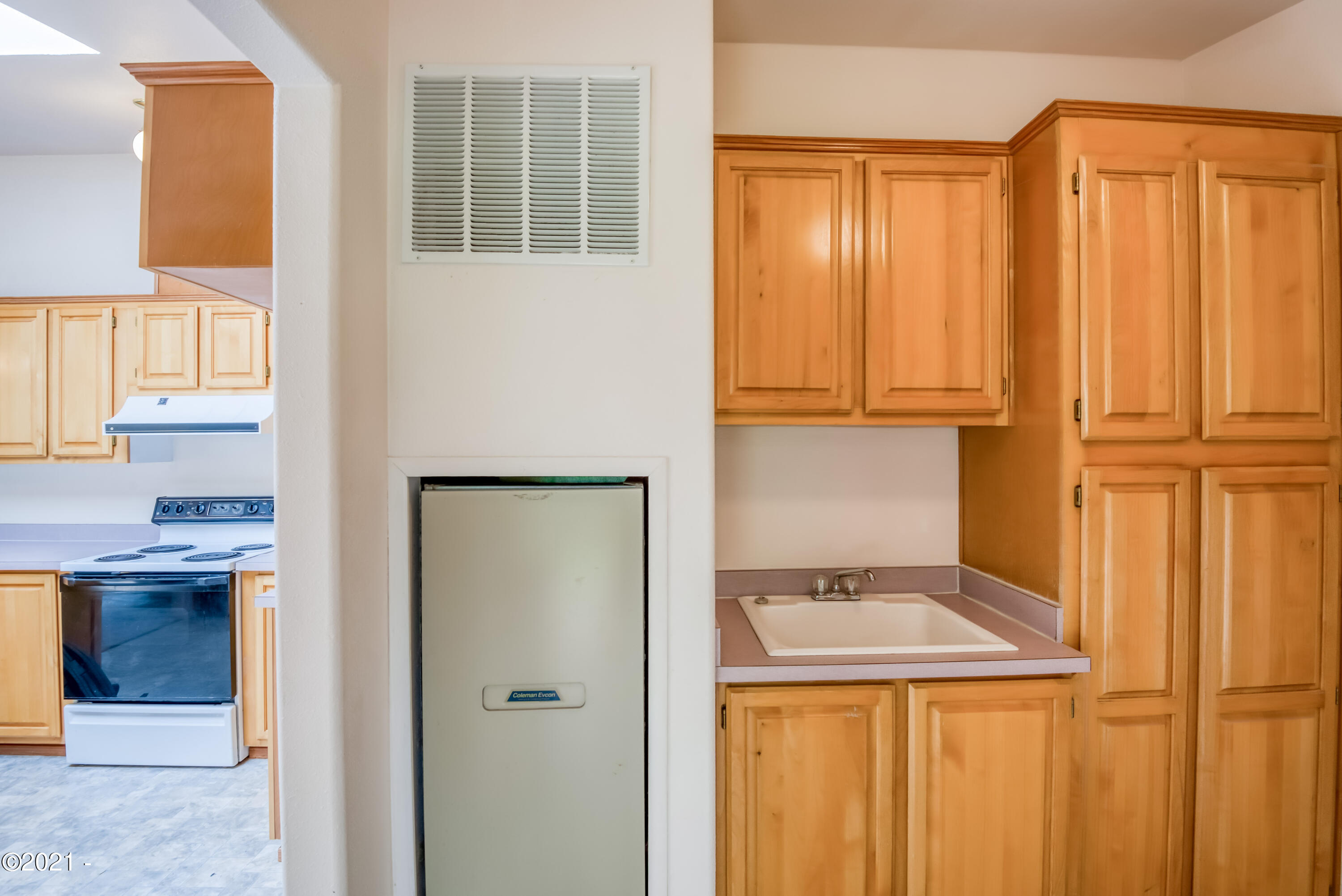 1211 Southeast River Road Toledo, OR 97391 - Photo 13 of 48 1211River210